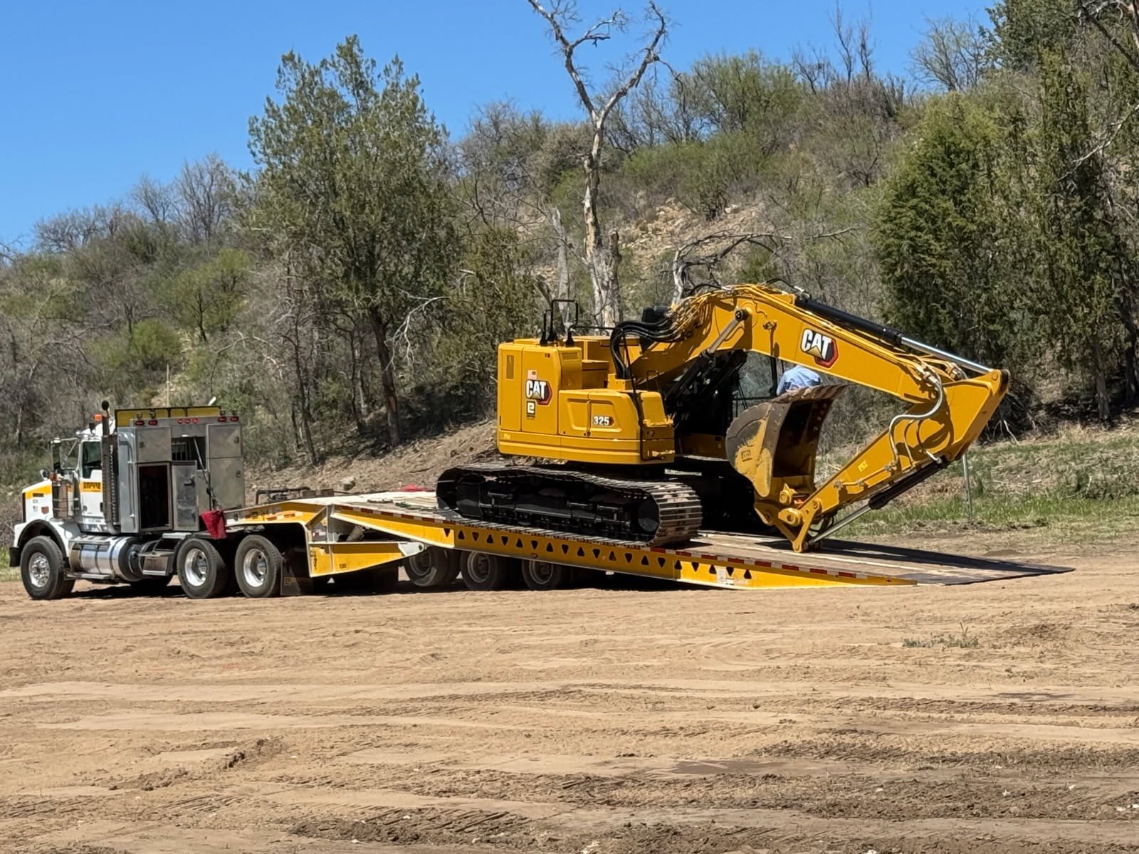 Excavadora CAT en transporte